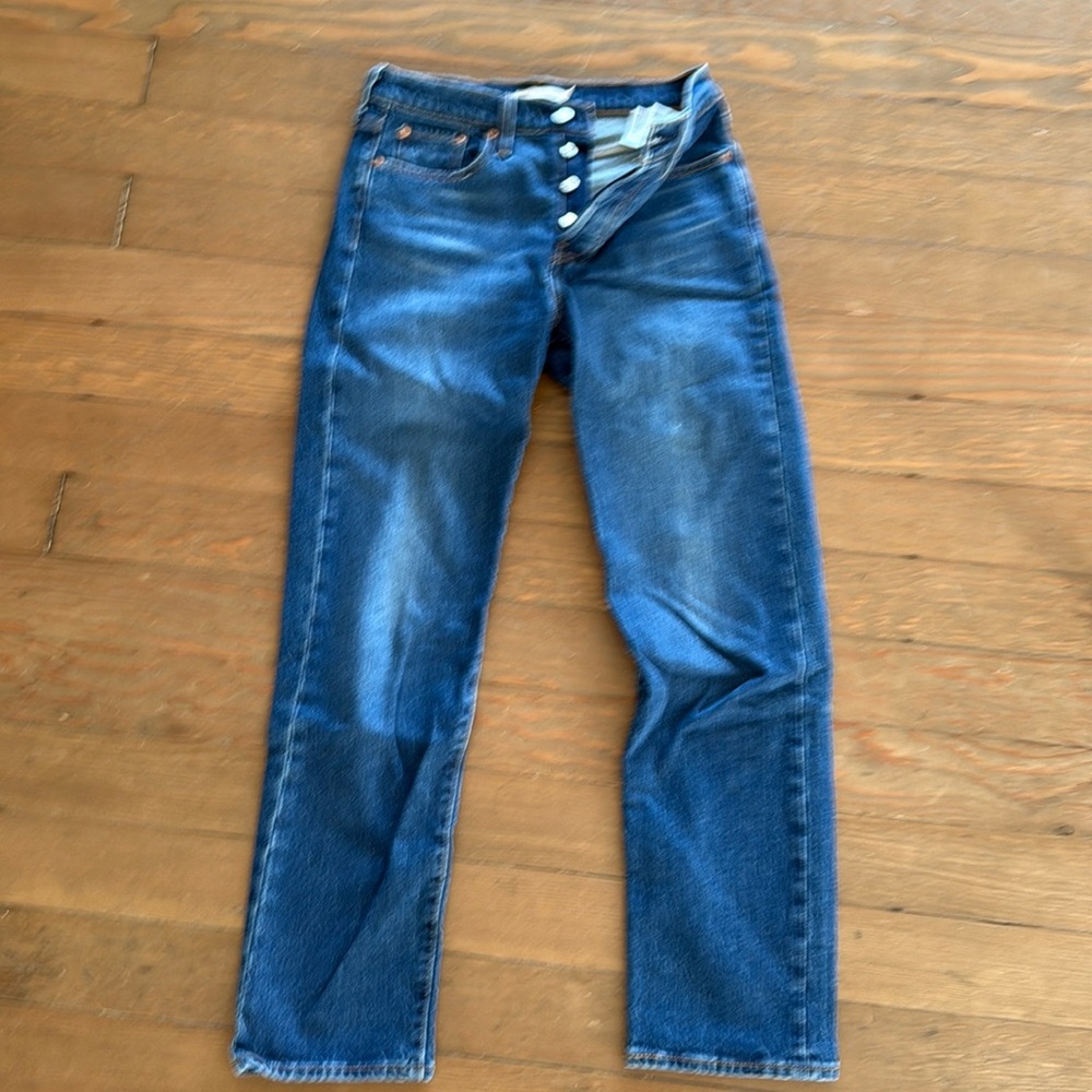 Levi’s Wedgie straight size 26. Med dark wash